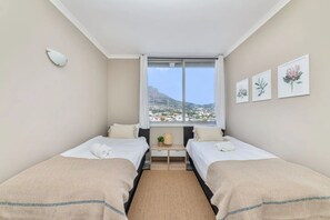 2 bedrooms, bed sheets - Picturesque 2BD Apartment With Table Mountain View (Cape Town)