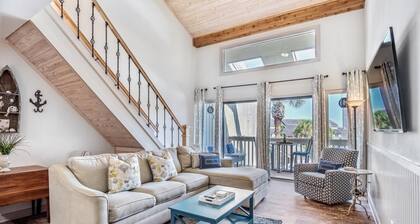 Cute villa with water views!