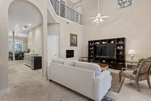 TV - Stunning home walking distance to Crab Trap! (Destin)