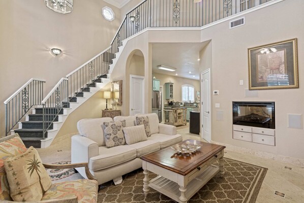 TV - Stunning home walking distance to Crab Trap! (Destin)