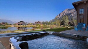Outdoor spa tub - Lakeview Luxury, Hot tub, firepit, views! (Skyland & Surrounding Areas)