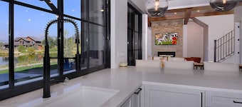 Lakeview Luxury, Brand new 4BD/3.5BA, hot tub, firepit, views!