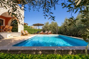 Outdoor pool - Villa in Porec, 9 persons, 5 bedrooms,3 bathrooms, pool with hydromassage corner (Porec)