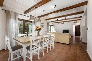 Dining - Villa in Porec, 9 persons, 5 bedrooms,3 bathrooms, pool with hydromassage corner (Porec)