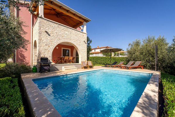 Outdoor pool - Villa in Porec, 9 persons, 5 bedrooms,3 bathrooms, pool with hydromassage corner (Porec)