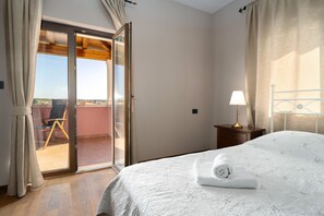 5 soverom, safe på rommet, strykejern/-brett og reiseseng for barn