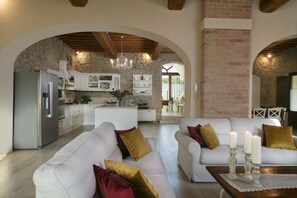 Smart TV, chimenea y tenis de mesa 