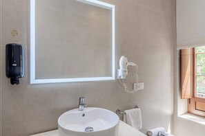 Hair dryer, towels - Recaredo, Nº4-1 bedroom apartment 2nd floor (Sevilla)