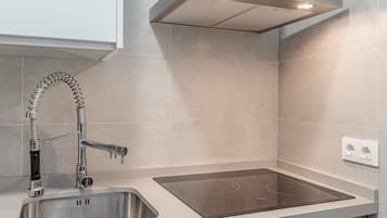 Een koelkast, een magnetron, een vaatwasser, een broodrooster