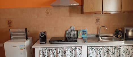 Réfrigérateur, four à micro-ondes, surface de cuisson, cafetiÚre-théiÚre