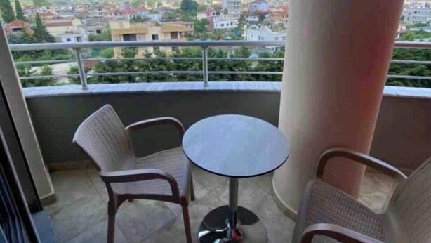 Imagen sin descripción, 1 de 8, botón