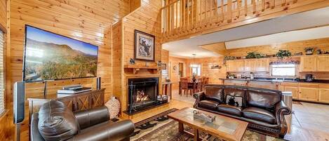 Een televisie en een open haard