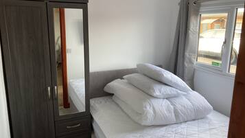 2 bedrooms, iron/ironing board, bed sheets