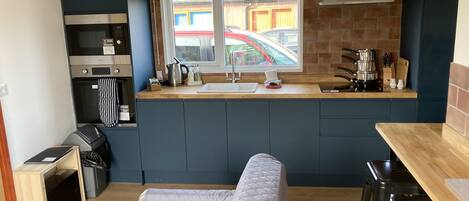 Chalet | Private kitchen | Fridge, microwave, oven, stovetop