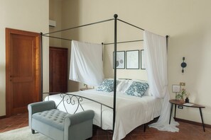 Egyptian cotton sheets, premium bedding, down duvets, pillow-top beds - La Polledrara Relais di Campagna (Paliano)