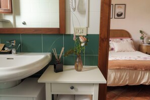 Quadruple Room | Bathroom | Shower, hair dryer, bidet, towels - La Polledrara Relais di Campagna (Paliano)