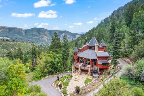 The Castle, Unbelievable Views, Rustic Mountain Masterpiece