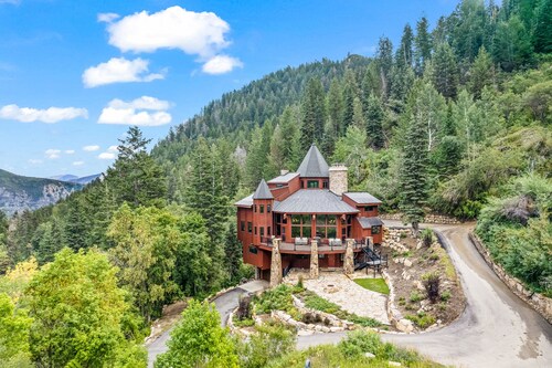 The Castle, Unbelievable Views, Rustic Mountain Masterpiece