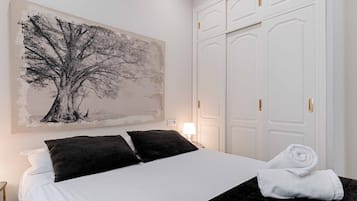 1 habitación y tabla de planchar con plancha