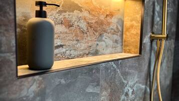 Douche, sĂšche-cheveux, serviettes fournies, savon