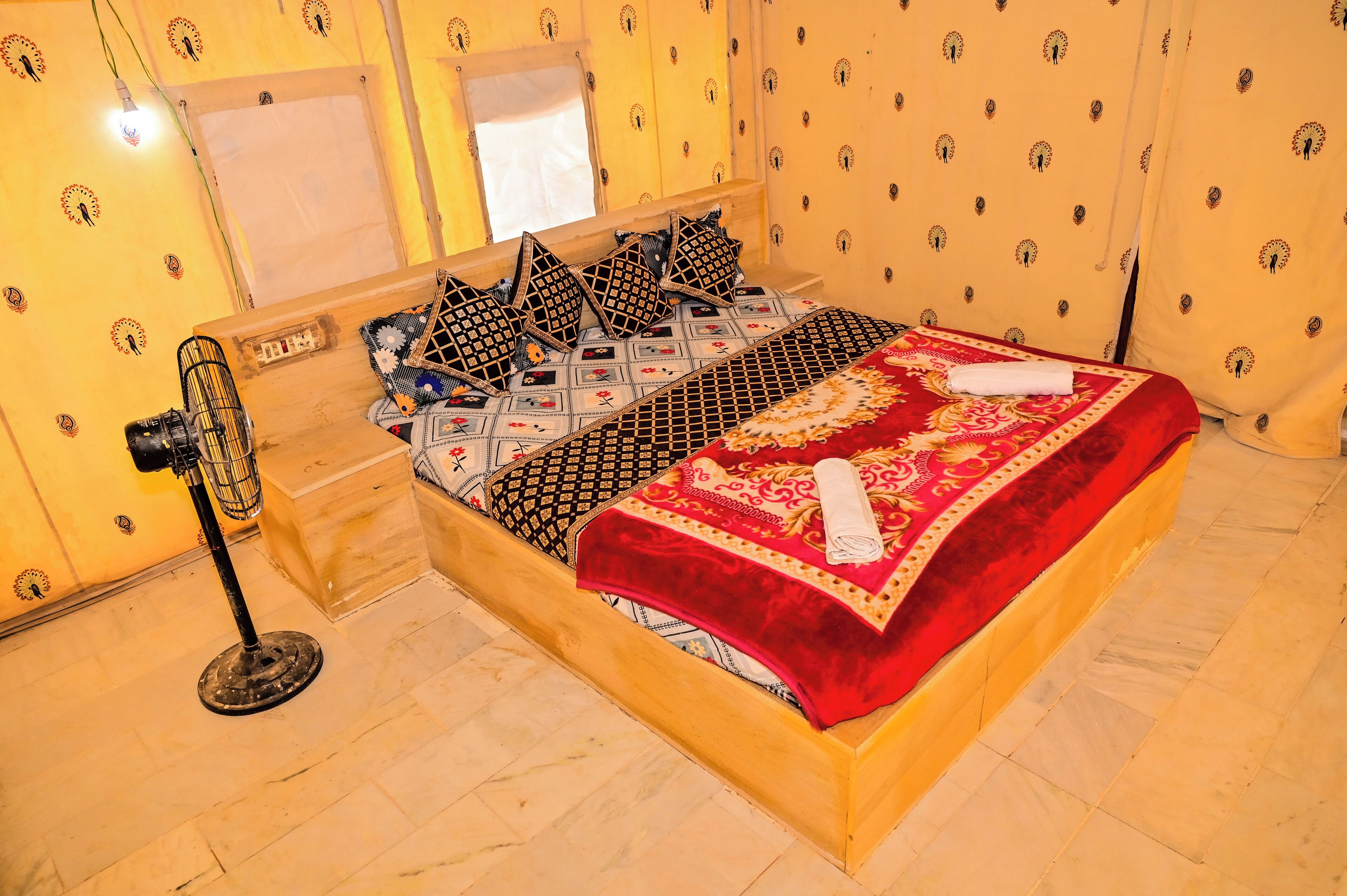 Escritorio, espacio para trabajar con laptop y wifi gratis 