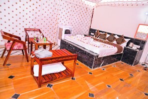 2 habitaciones, escritorio y espacio para trabajar con laptop 