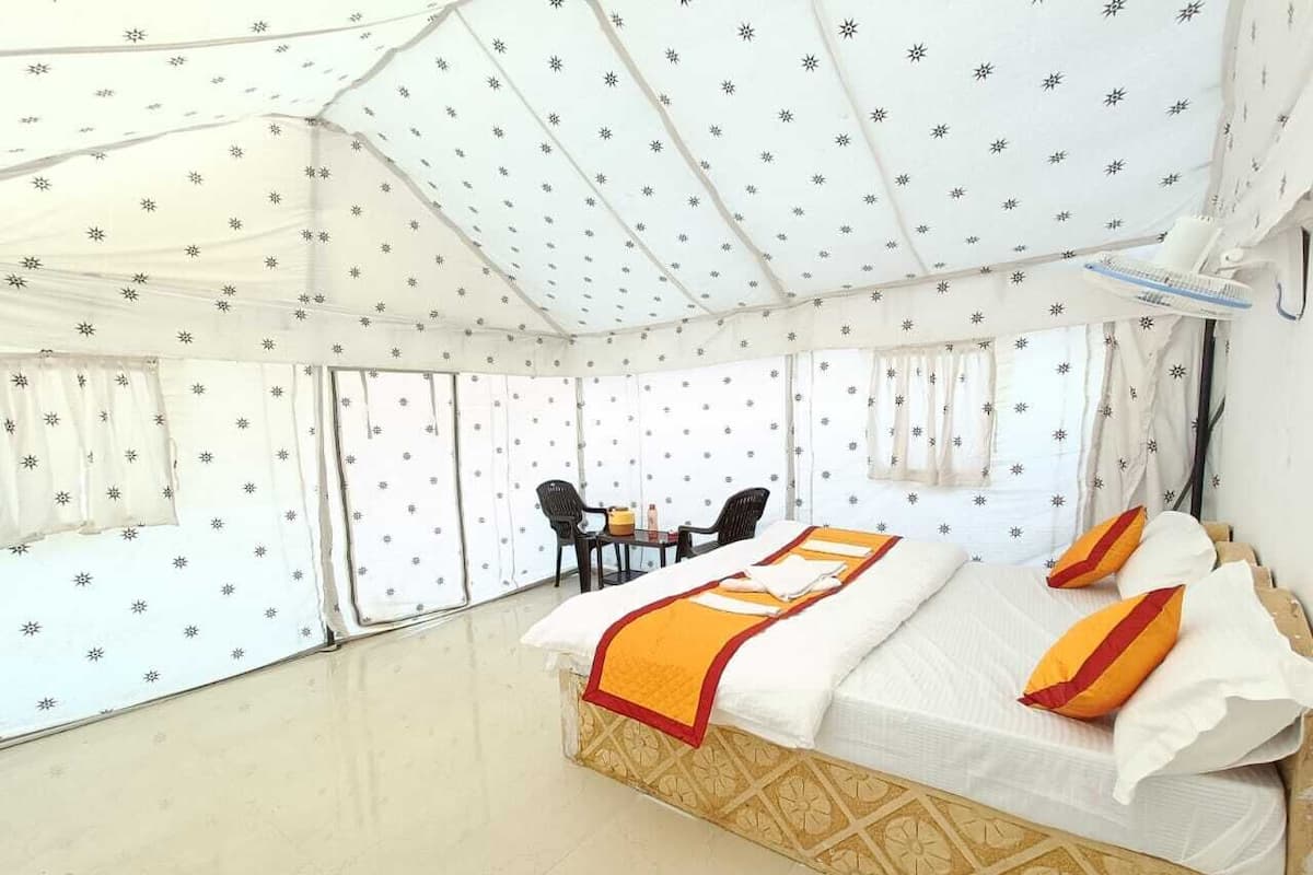 2 bedrooms, desk, laptop workspace, free WiFi