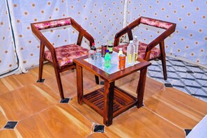 2 habitaciones, escritorio y espacio para trabajar con laptop 