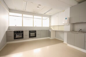 Mini-fridge, microwave, coffee/tea maker, electric kettle - Forenom Hostel Espoo Kilo (Espoo)