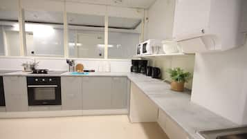 Habitación triple básica | Cocina privada | Frigobar, microondas, cafetera y tetera y tetera eléctrica