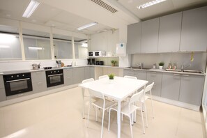 Frigobar, microondas, cafetera/tetera, tetera/pava eléctrica