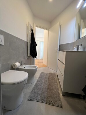 Dusj, hårføner, bidé og håndklær