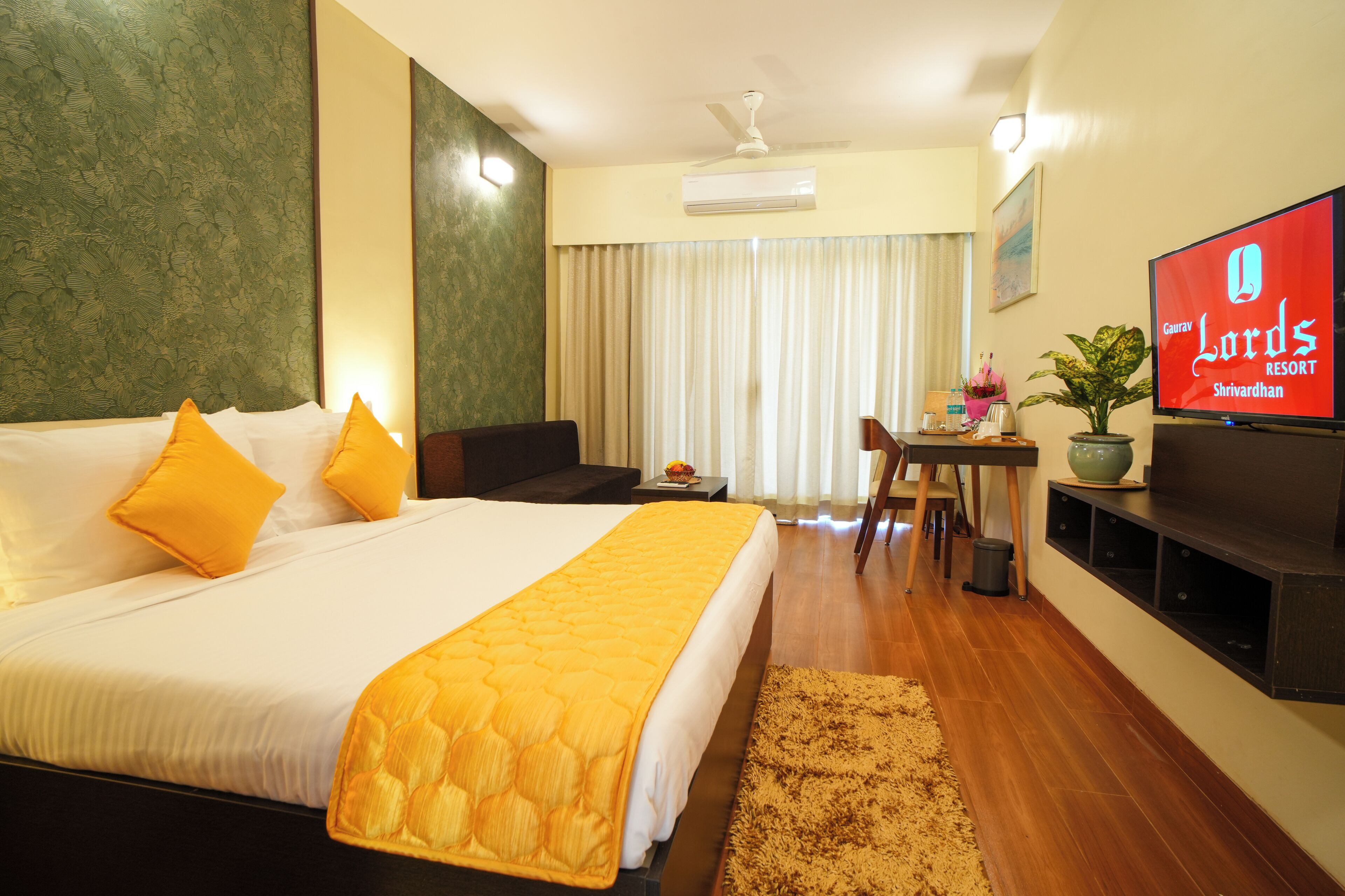 Club Room | In-room safe, desk, soundproofing, iron/ironing board