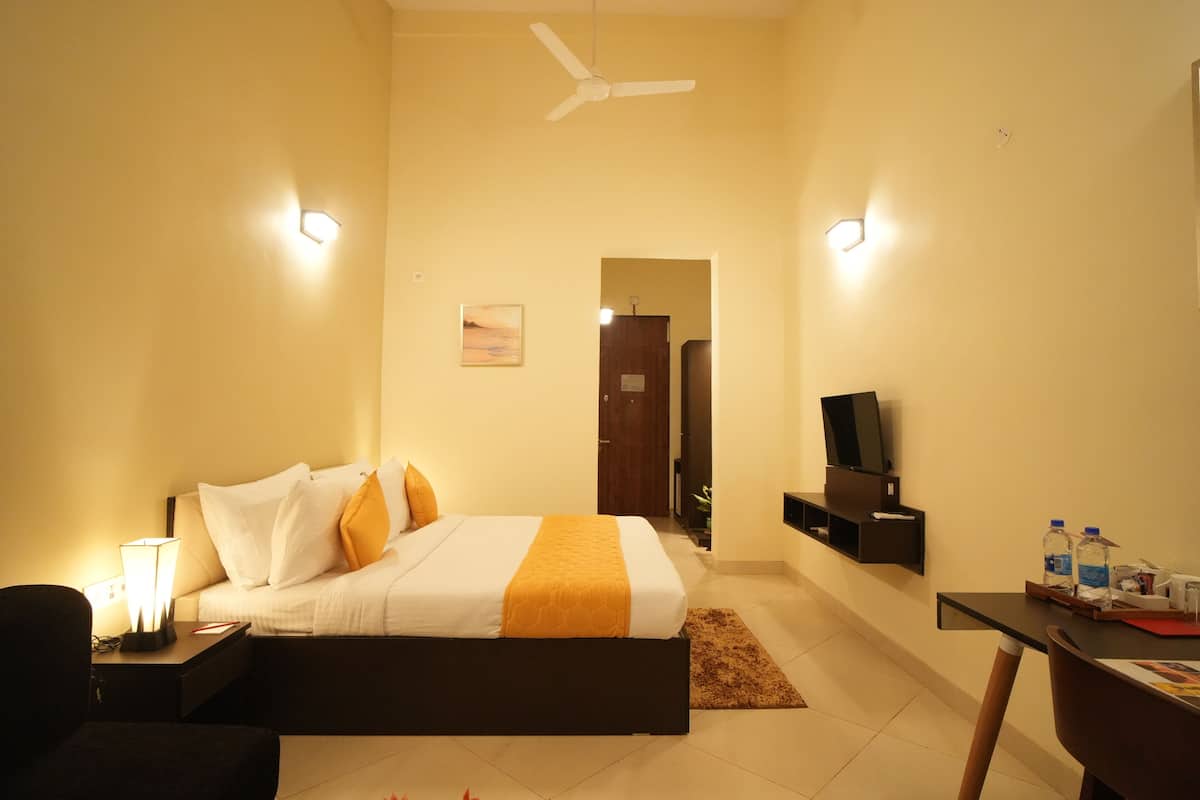 Deluxe Room | 1 bedroom, in-room safe, desk, soundproofing