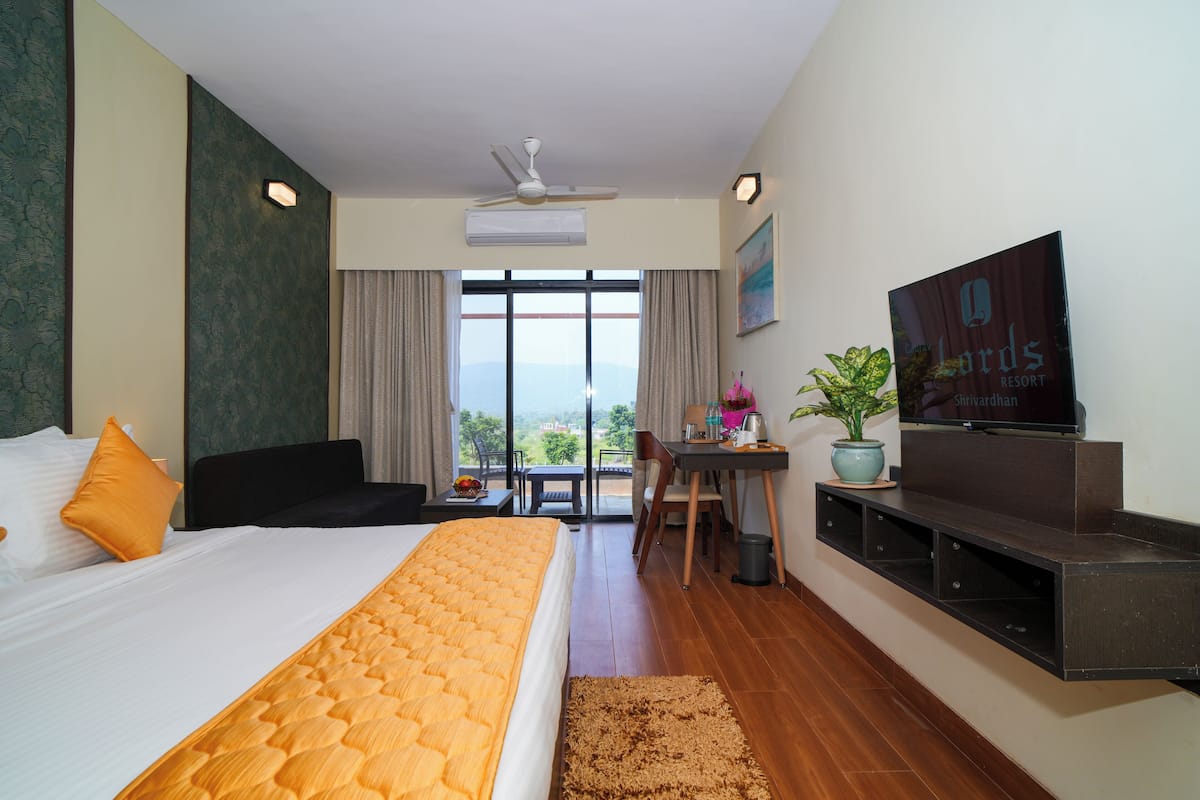 Club Room | 1 bedroom, in-room safe, desk, soundproofing
