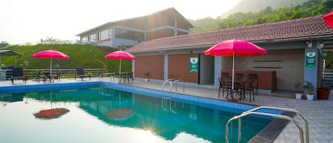 室外泳池;泳池傘、躺椅