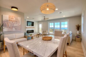 Smart-TV, Kamin, Bücher