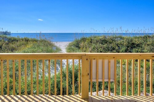 Oceanfront haven in Oak Island—3BR, 2BA, sleeps 8, perfect for family escapes!
