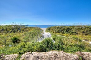 På stranden