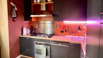 Frigorifero, microonde, forno, piano cottura