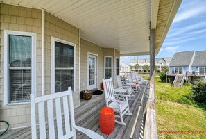 Terrace/patio - Port Folio - Adorable 3 BR home with Covered Porch! (Surf City)