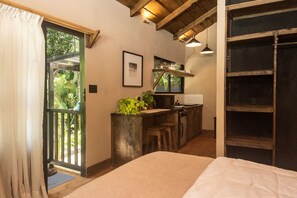 Fridge, microwave, griddle, cookware/dishes/utensils - KAÑIK APART HOTEL (Cahuita)