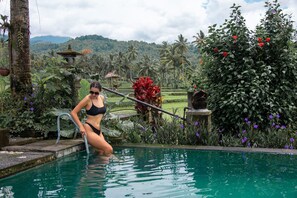 Una piscina al aire libre