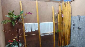 Kamar Triple Keluarga, 2 kamar tidur | Kamar mandi | Perlengkapan mandi gratis, kloset, handuk, dan sabun