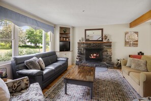 Smart TV, fireplace, table football, books - Contemporary Cape with private hot tub! (Stowe)