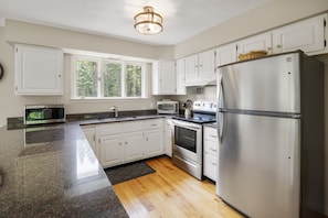 Fridge, microwave, oven, stovetop - Contemporary Cape with private hot tub! (Stowe)