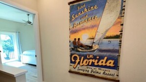 Ein Flur mit einem Poster, das Sunshine und Romance in Florida im Swaying Palm's Resort bewirbt.