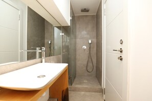 Hair dryer, towels, soap, toilet paper - Luxury Apartment next to Rothschild avenue
 (Tel Aviv, Tel Aviv District, Israel)