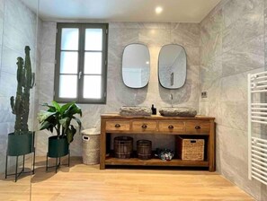 Dusche, Haartrockner, Handtücher, Seife