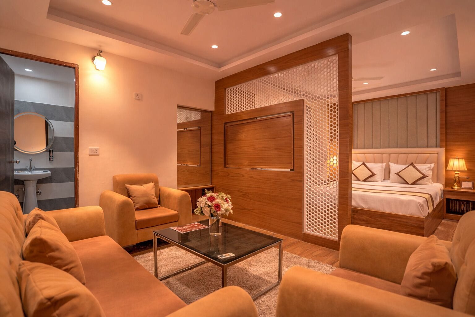 Executive suite | Woonruimte | Een 32-inch ledtelevisie met kabelzenders en een open haard